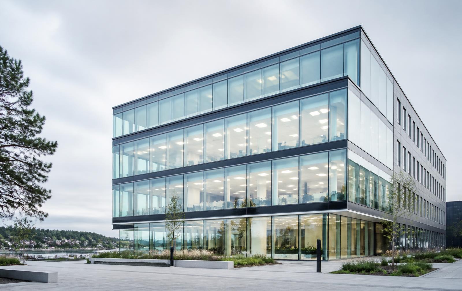 Moderne næringsbygg med glassfasade på Lysaker