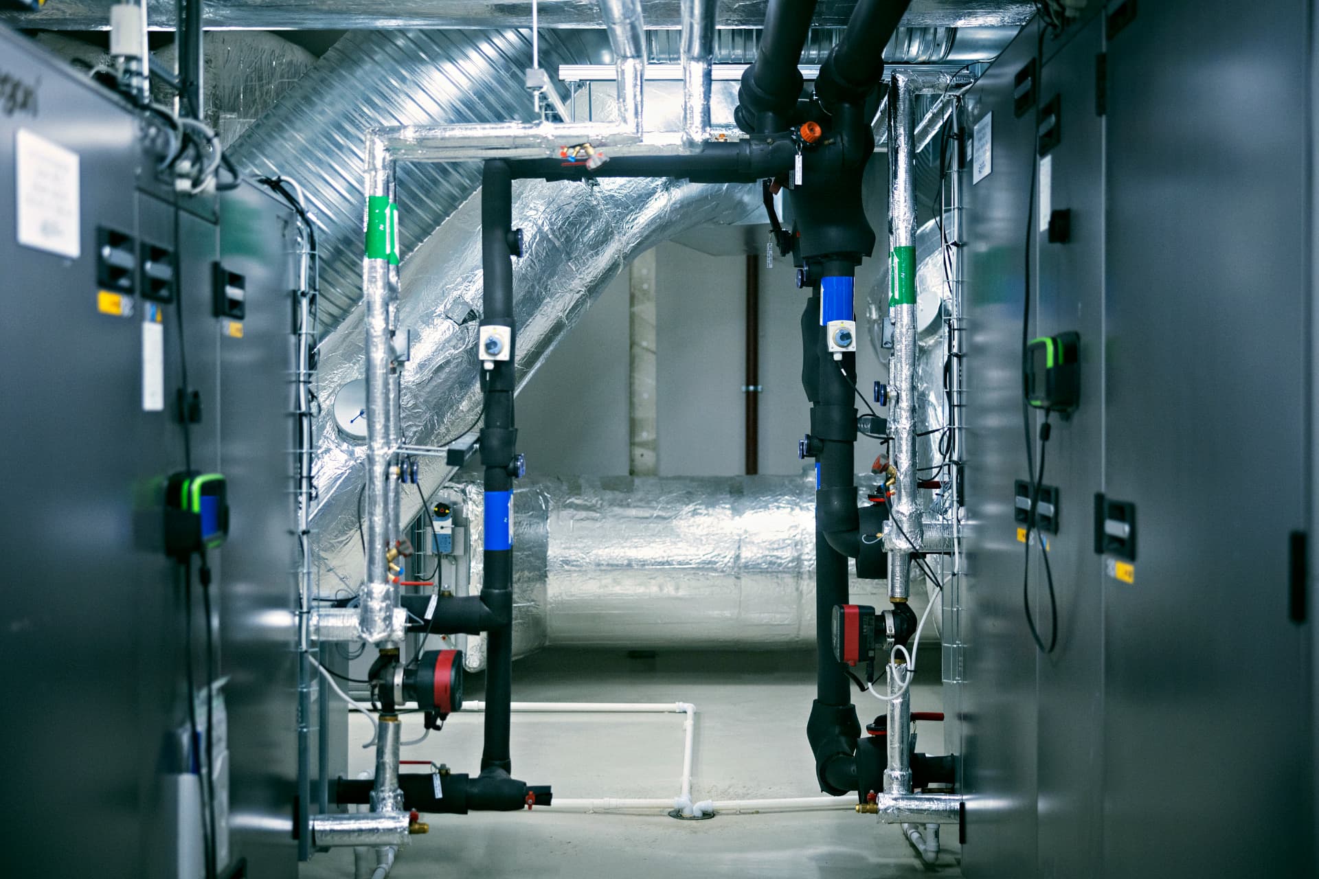 Teknisk rom med ventilasjonsaggregater og kanalnett